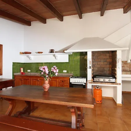 Charming With A Fabulous Garden In By Renthousing Dom wakacyjny *